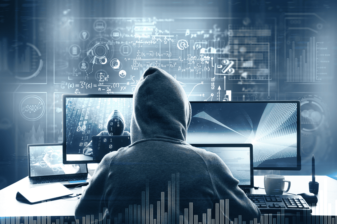 Hacker de espaldas frente a varias pantallas con códigos y números superpuestos, simbolizando los fraudes y robos en el transporte de mercancías.